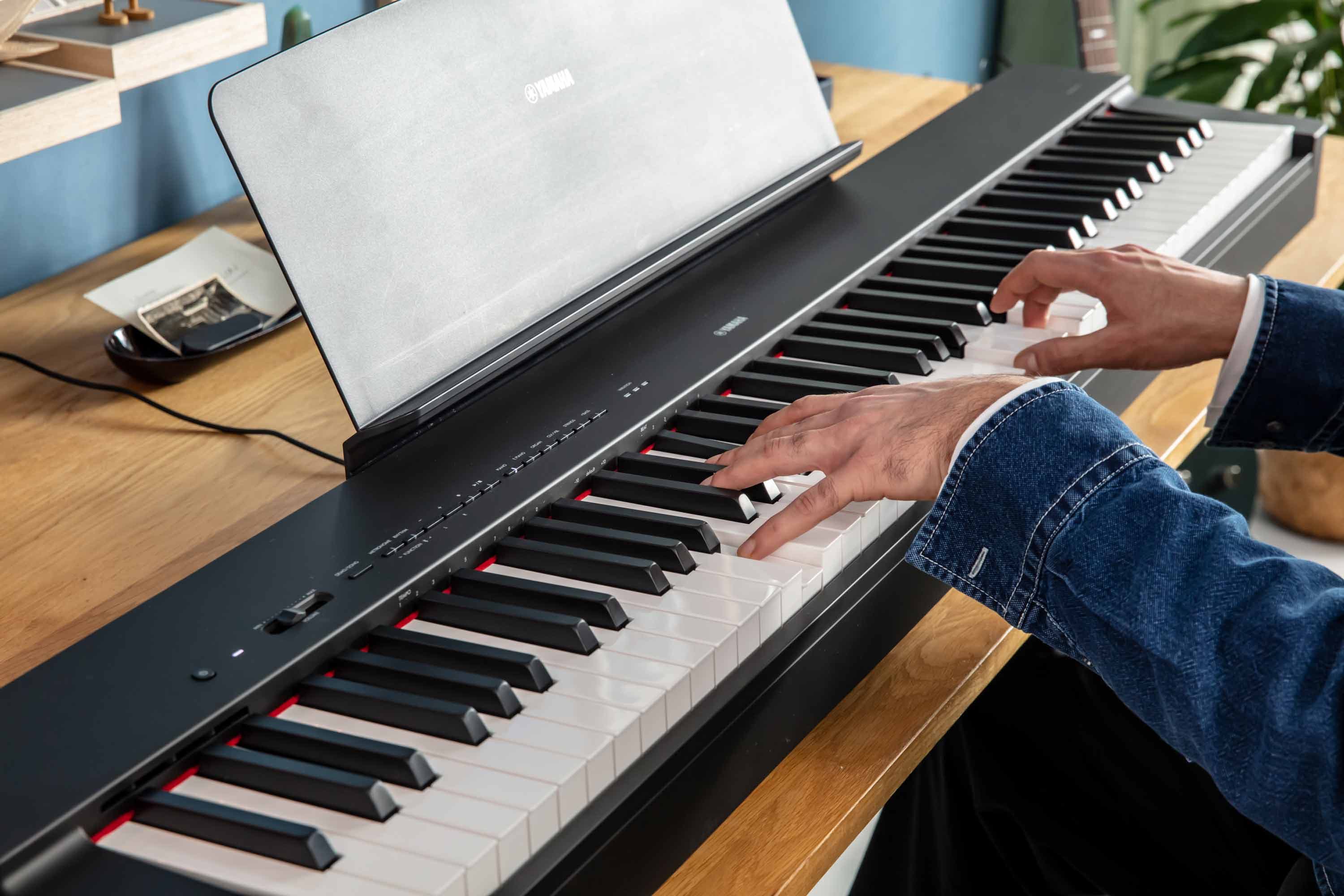 COMBO PIANO DIGITAL YAMAHA P-225 CON ADAPTADOR + BASE K&M 3