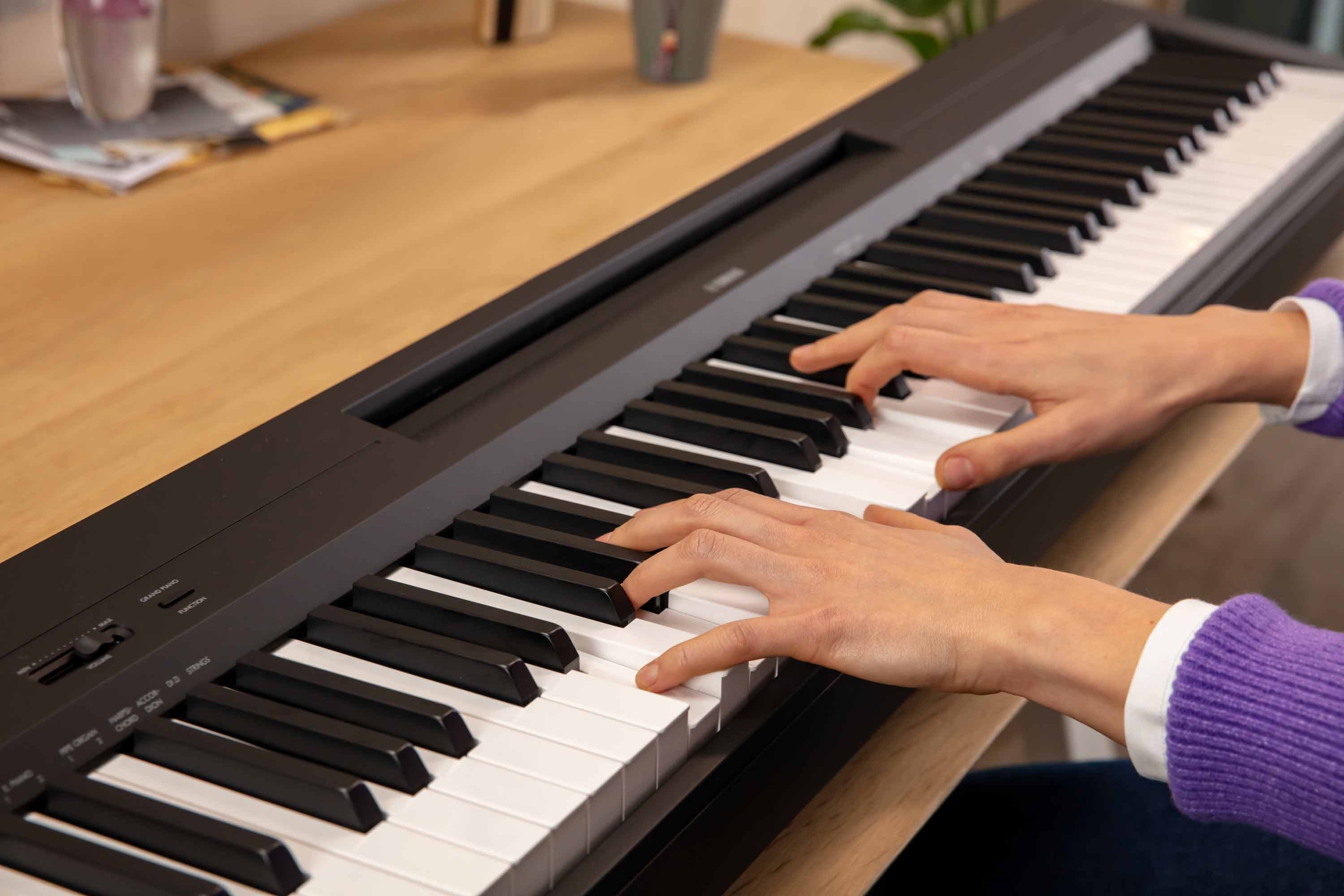COMBO PIANO DIGITAL YAMAHA P-145 CON ADAPTADOR + SOPORTE DOBLE "X" 2